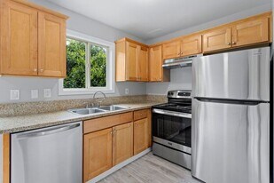 4137 NE 82nd Ave in Portland, OR - Building Photo