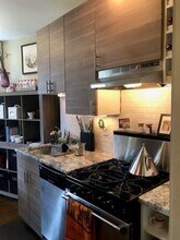 110 Riverway, Unit 122-2 in Boston, MA - Foto de edificio - Building Photo