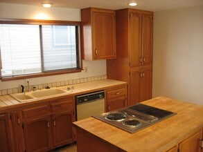 824 SE Jensen St in Oak Harbor, WA - Building Photo - Building Photo