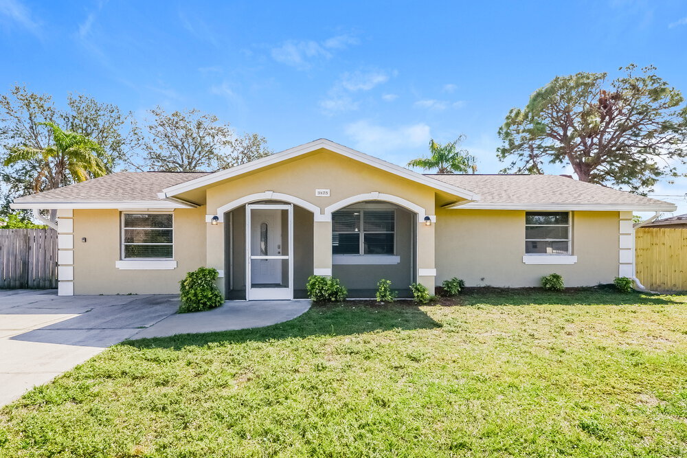 3475 Shamrock Dr in Venice, FL - Building Photo