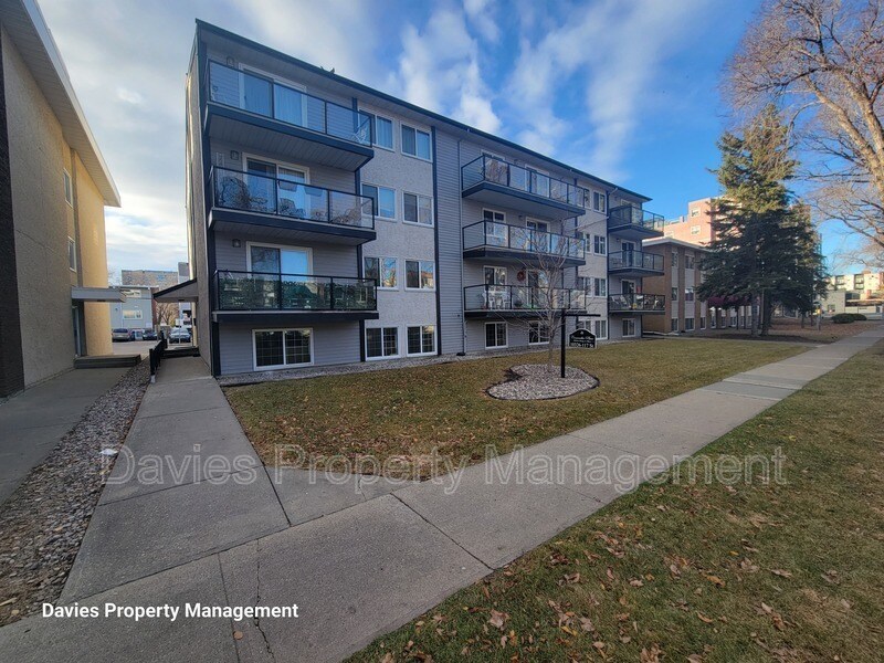 10326-10117 117 St NW in Edmonton, AB - Building Photo