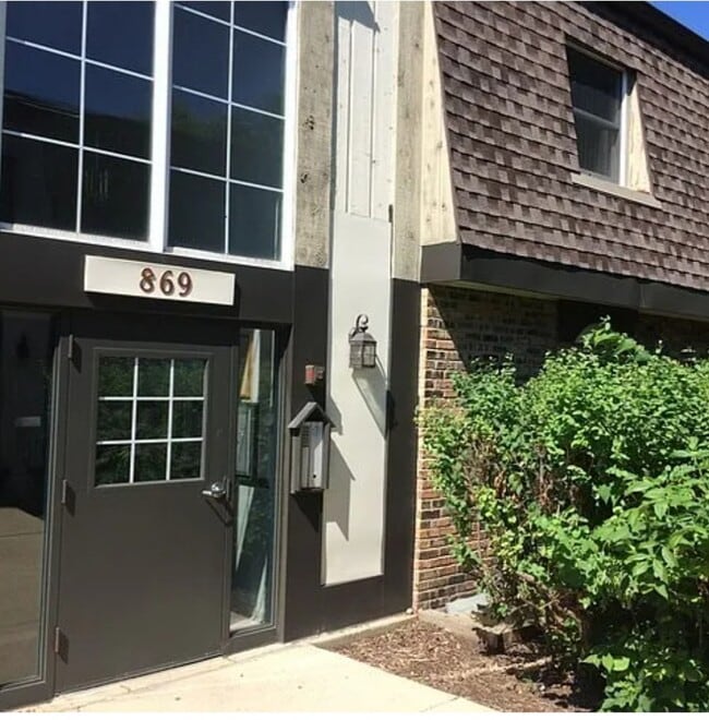 869 Trace Dr, Unit 101 in Buffalo Grove, IL - Building Photo - Building Photo