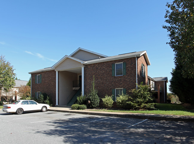 Catawba Place in Hickory, NC - Foto de edificio - Building Photo