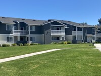 Harbor Village Apartments in Costa Mesa, CA - Foto de edificio - Building Photo