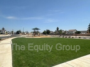 1936 Oaks Ct in Tulare, CA - Building Photo - Building Photo