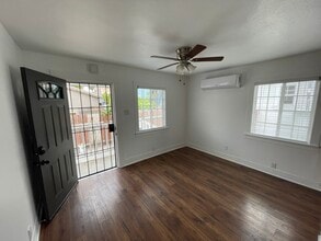 227 W 56th St in Los Angeles, CA - Foto de edificio - Building Photo