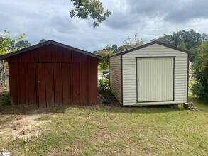 204 Oakwood Dr in Laurens, SC - Building Photo - Building Photo