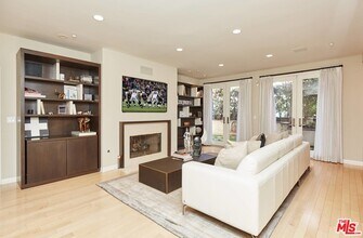 121 N Almont Dr-Unit -103 in Beverly Hills, CA - Building Photo - Building Photo