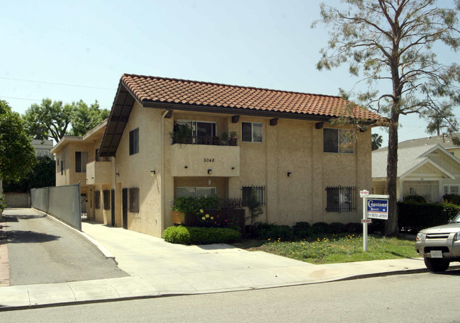 5048 Rosewood Ave in Los Angeles, CA - Foto de edificio - Building Photo