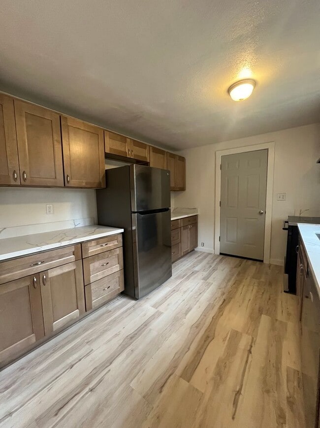 934 W M St in Springfield, OR - Building Photo - Building Photo