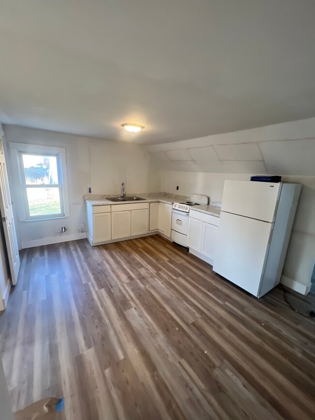 103 Walnut St, Unit 3rd floor in Waterbury, CT - Building Photo - Building Photo