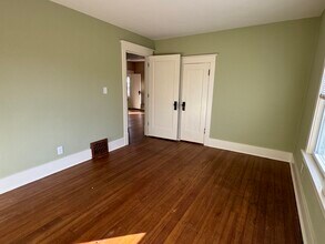 2702 LeClaire St, Unit 3 in Davenport, IA - Building Photo - Building Photo