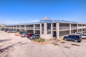 North Villa Apartments in Houston, TX - Foto de edificio - Primary Photo