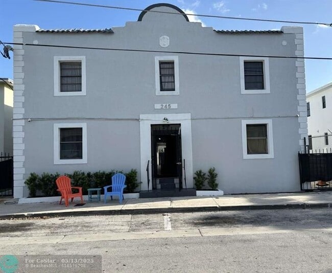 245 NW 32nd St in Miami, FL - Building Photo - Building Photo