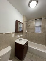 40 W 29th St, Unit 2D in Bayonne, NJ - Foto de edificio - Building Photo