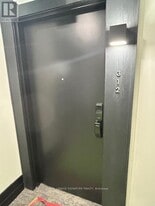 461 Green Rd in Hamilton, ON - Building Photo