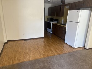 524 W 8th St, Unit 4 in Grand Island, NE - Building Photo - Building Photo