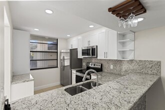 1719 Whitehall Dr, Unit 104 in Davie, FL - Building Photo - Building Photo