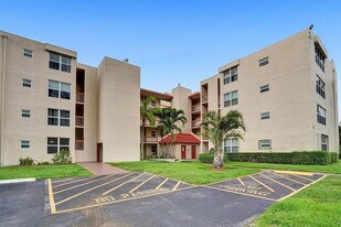 9461 Evergreen Pl in Davie, FL - Building Photo