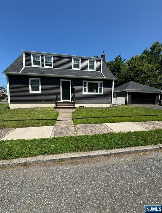 31-05 Rosalie St in Fair Lawn, NJ - Building Photo