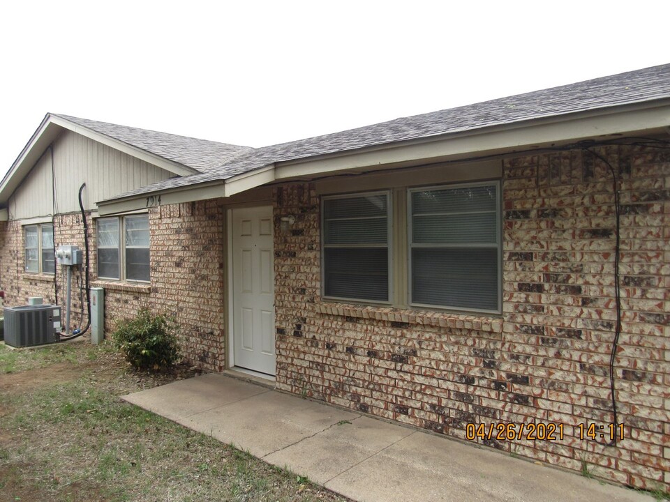 7914 NW Crossland Cir in Lawton, OK - Building Photo