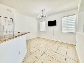 10022 NW 7th St in Miami, FL - Building Photo - Building Photo