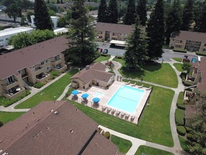 Creekside Park Apartments in Napa, CA - Foto de edificio - Building Photo