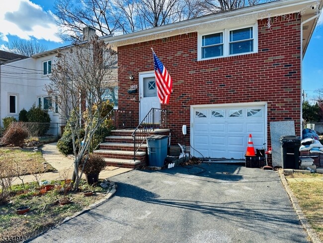 1055 Kingsland Ln in Fort Lee, NJ - Building Photo - Building Photo