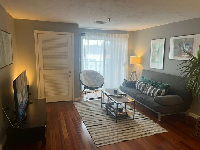 230 Willard St, Unit 512 in Quincy, MA - Foto de edificio - Building Photo