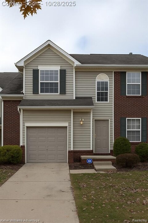 233 Tucker St in Pontiac, MI - Building Photo