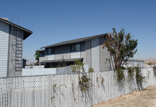 Hill Crest Apartments in Apple Valley, CA - Building Photo - Building Photo