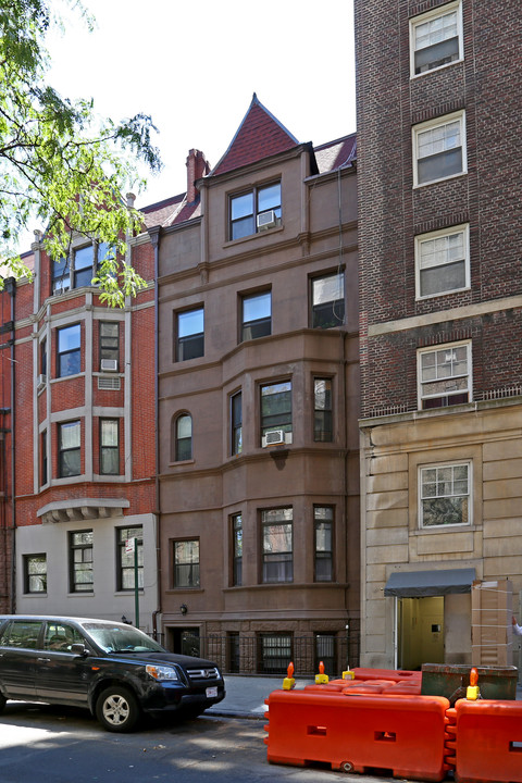 162 W 75th St in New York, NY - Building Photo