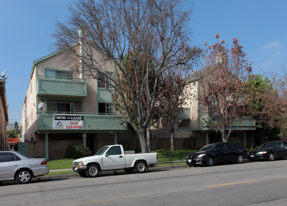 2225-2233 Pine Ave in Long Beach, CA - Building Photo