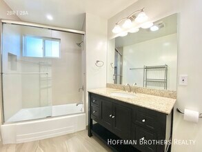 1830 N La Brea Ave in Los Angeles, CA - Building Photo - Building Photo