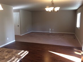 468 Tulip Ave in Woodburn, OR - Building Photo - Building Photo