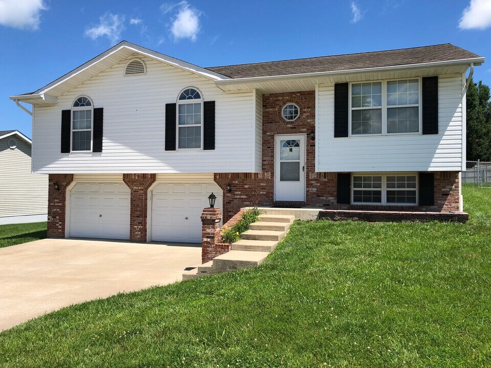 3916 Liverpool Dr in Jefferson City, MO - Building Photo