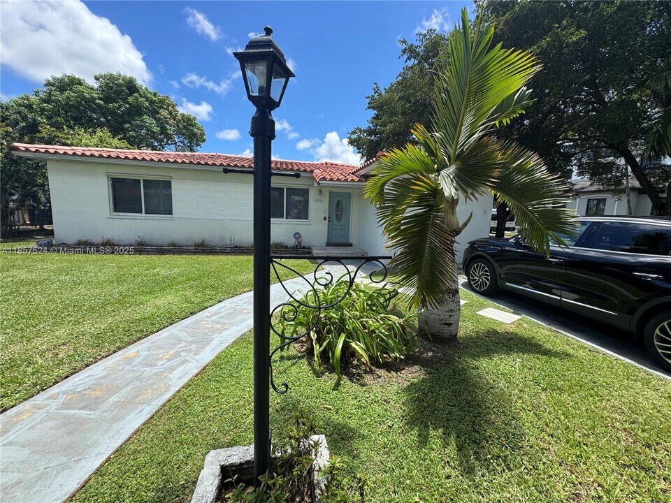 6590 SW 21st St in Miami, FL - Building Photo