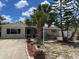 1477 Nantucket Rd in Venice, FL - Building Photo