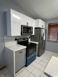 8015 Lake Dr in Doral, FL - Building Photo - Building Photo