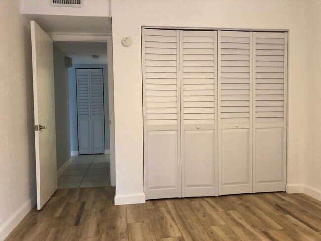 6884 N Kendall Dr in Pinecrest, FL - Foto de edificio - Building Photo