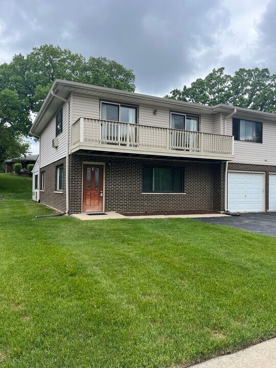 802 Warner St in Hampshire, IL - Building Photo