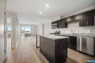 69 Main St in Fort Lee, NJ - Building Photo