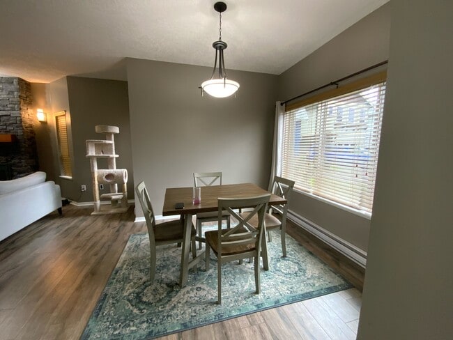 936 Starling Pl in Victoria, BC - Building Photo - Building Photo