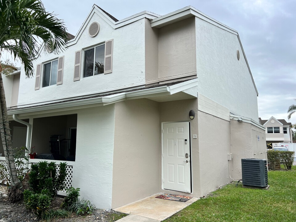 17335 NW 67th Pl in Miami Gardens, FL - Building Photo