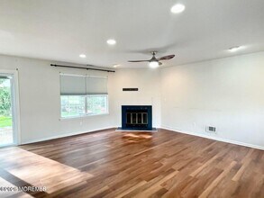 21 Evergreen Dr in East Windsor, NJ - Building Photo - Building Photo