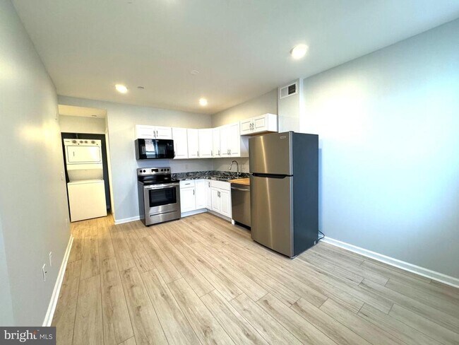 2406 W Thompson St in Philadelphia, PA - Building Photo - Building Photo