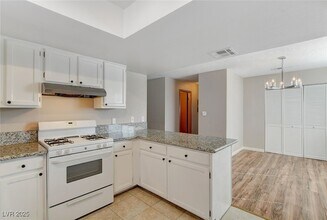 6729 W Charleston Blvd, Unit 4 in Las Vegas, NV - Building Photo - Building Photo