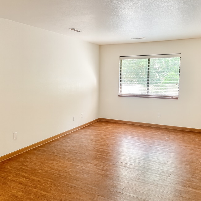 818 Carrier Creek Blvd NE, Unit 201 in Grand Rapids, MI - Foto de edificio - Building Photo