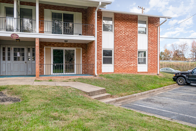 2811 North O.Henry Boulevard in Greensboro, NC - Building Photo - Building Photo