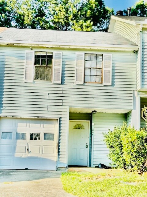 1604 Pine Tree Trail in Atlanta, GA - Building Photo